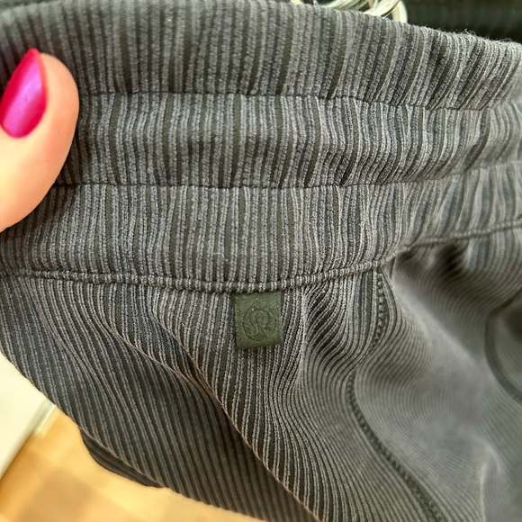 lululemon Softstreme High-Rise (HR) Pant in Black | Size 4 Regular - Picture 5 of 7